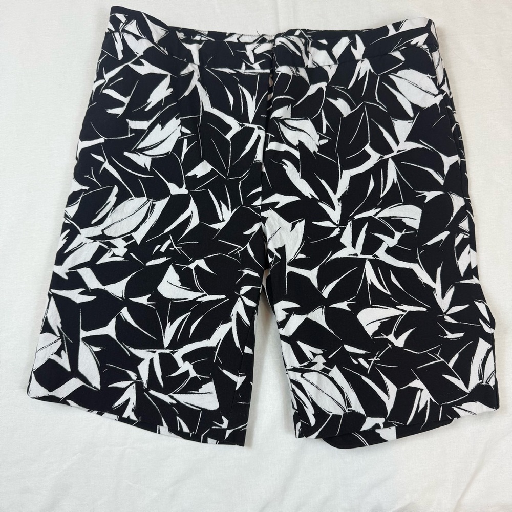 Mario Serrani Italy Tummy Control Black and White Leaf Print Shorts Size 8